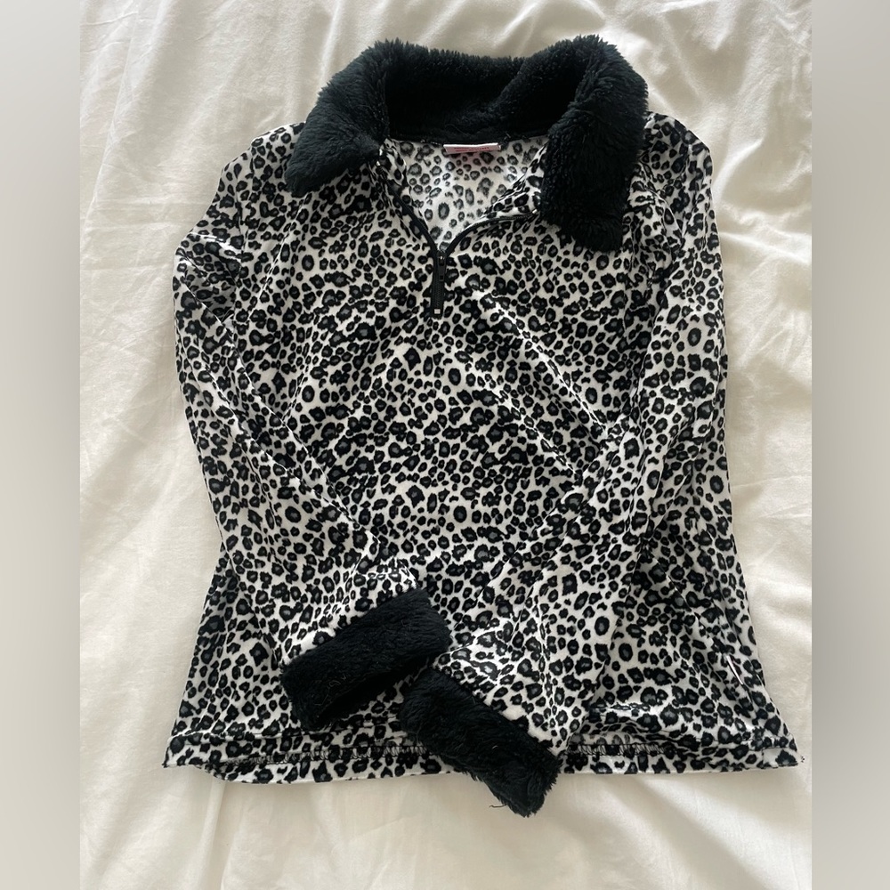 Long sleeve cheetah print collared top.